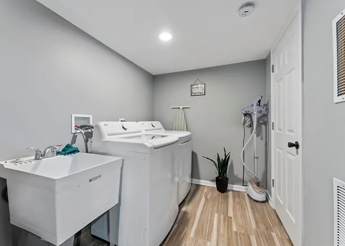 New Year Fun-near Navy Hot Tub King Bed * Gages Lake