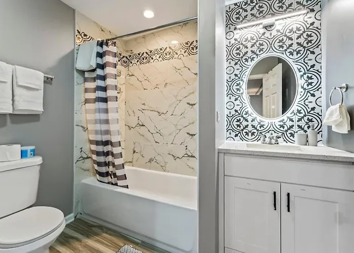 New Year Fun-near Navy Hot Tub King Bed *