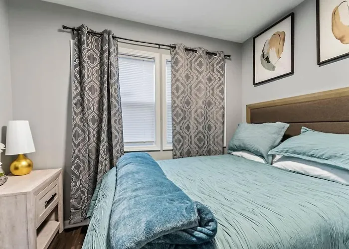 New Year Fun-near Navy Hot Tub King Bed * Gages Lake